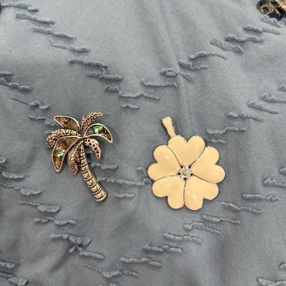 Chic Silver Clover Necklace